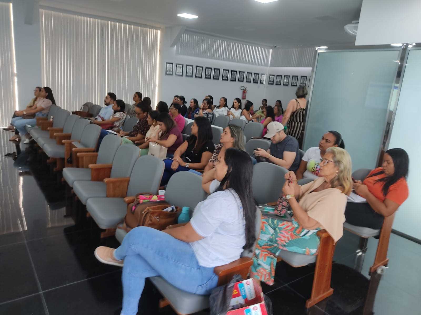 Camacã: Enfermeiros e Técnicos de Enfermagem participam de palestra sobre Boas Práticas de Vacina